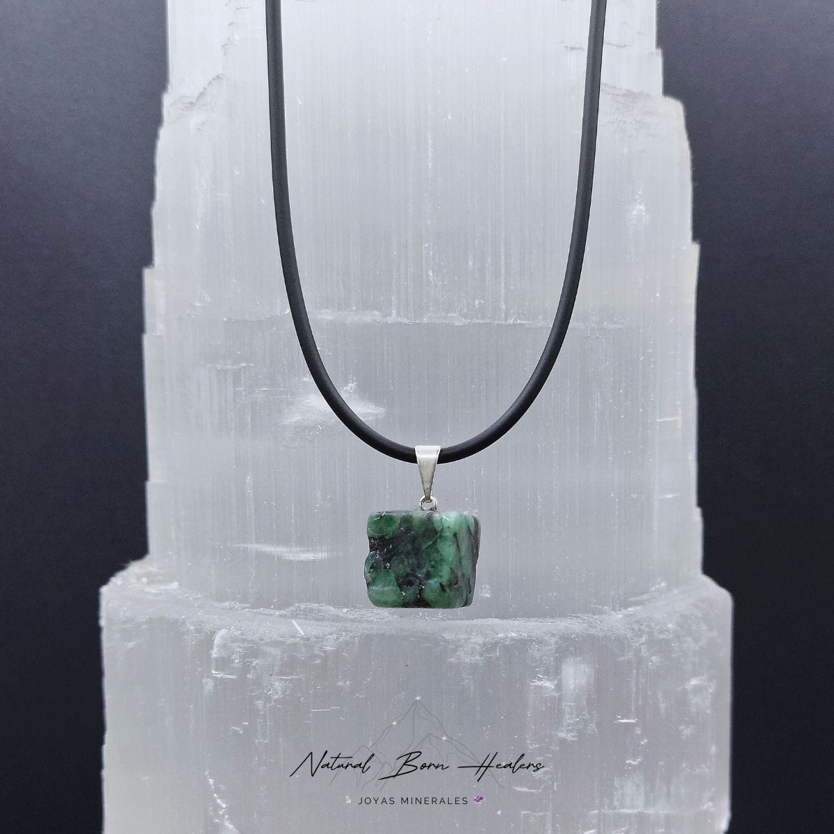 colgante esmeralda bruto caucho