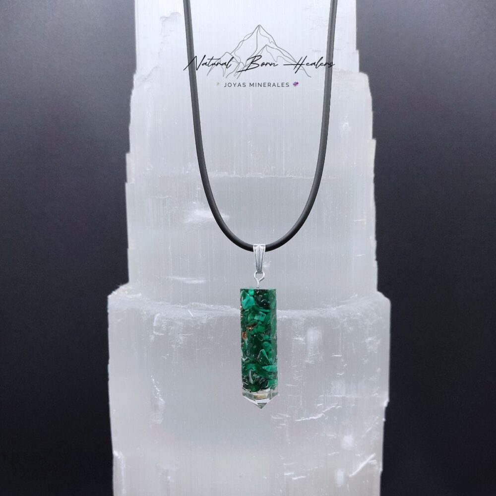 Colgante orgonite de Malaquita - Protección energética con estilo único y sofisticado - Imagen 3