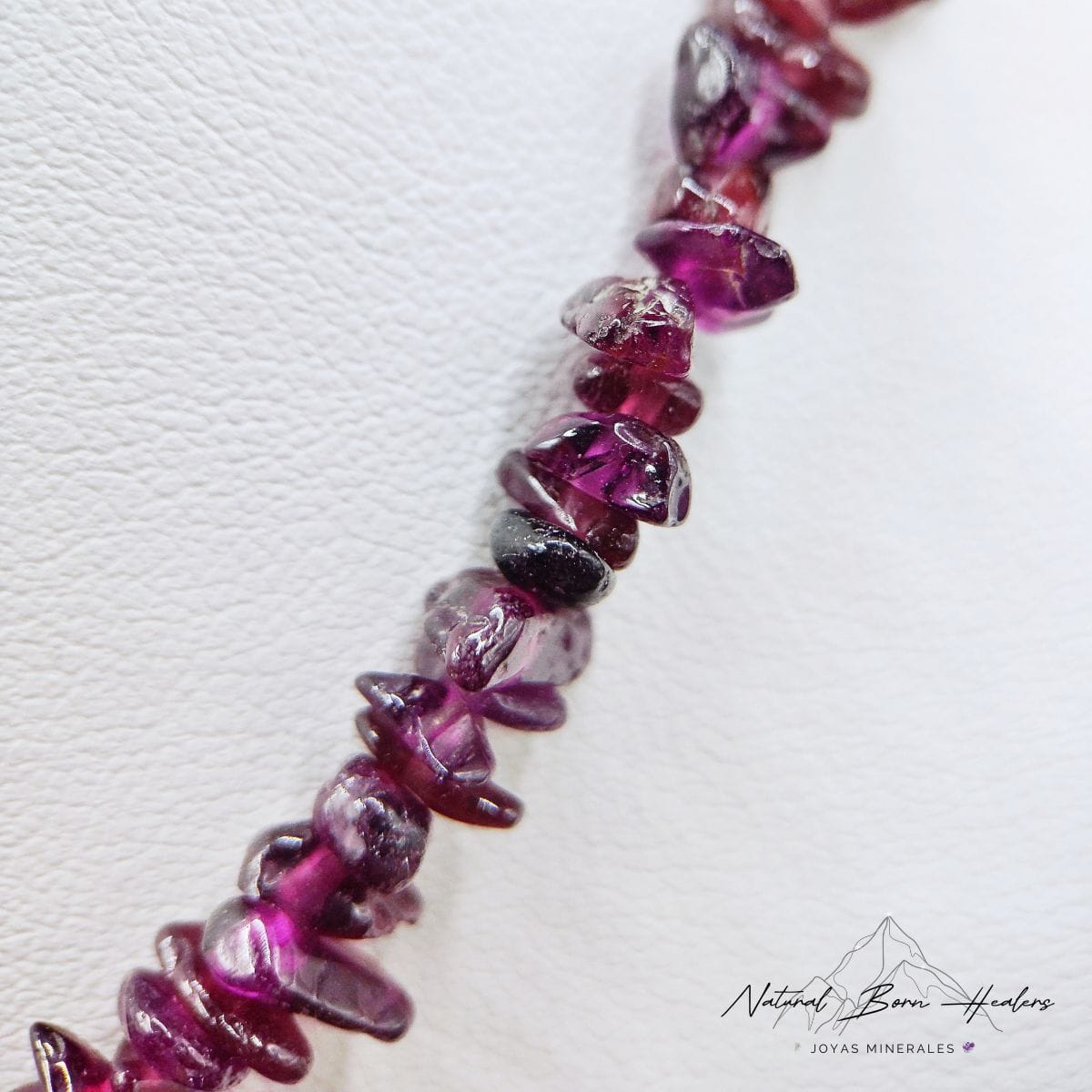 detalle granate pulsera collar